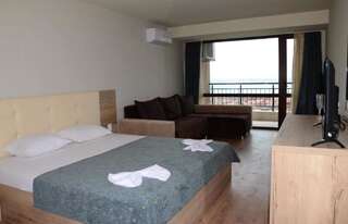 Отель Sea View Hills Свети-Влас Семейный номер с боковым видом на море-5